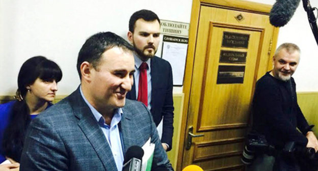 Bakhaev's advocate Zaurbek Sadakhanov talks to the journalists, April 6, 2015. Photo by Yuliya Buslavskaya for the "Caucasian Knot" Bakhaev's advocate Zaurbek Sadakhanov talks to the journalists, April 6, 2015. Photo by Yuliya Buslavskaya for the "Caucasian Knot"