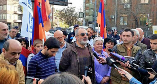 The protest action of the members of the "Founding Parliament". Yerevan, April 7, 2015. Photo: Founding Parliament https://vk.com/pre.parliament The protest action of the members of the "Founding Parliament". Yerevan, April 7, 2015. Photo: Founding Parliament https://vk.com/pre.parliament