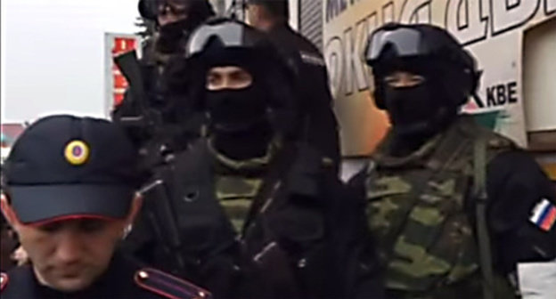 Power agents cordon off a shop in Baksan. Photo: screenshot of a video by the "Caucasian Knot" Power agents cordon off a shop in Baksan. Photo: screenshot of a video by the "Caucasian Knot"