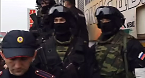 Power agents cordon off a shop in Baksan. Photo: screenshot of a video by the "Caucasian Knot" Power agents cordon off a shop in Baksan. Photo: screenshot of a video by the "Caucasian Knot"