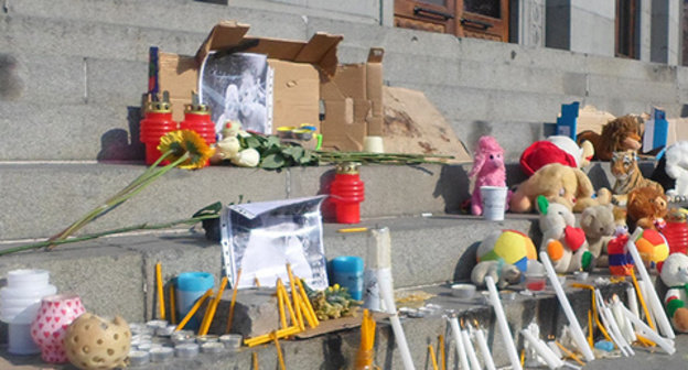 Candles, toys and flowers in memory of the six-month-old Sergey Avetisyan, January 20, 2015. Photo: https://ru.wikipedia.org/wiki/%D0%9C%D0%B0%D1%81%D1%81%D0%BE%D0%B2%D0%BE%D0%B5_%D1%83%D0%B1%D0%B8%D0%B9%D1%81%D1%82%D0%B2%D0%BE_%D0%B2_%D0%93%D1%8E%D0%BC%D1%80%D0%B8 Candles, toys and flowers in memory of the six-month-old Sergey Avetisyan, January 20, 2015. Photo: https://ru.wikipedia.org/wiki/%D0%9C%D0%B0%D1%81%D1%81%D0%BE%D0%B2%D0%BE%D0%B5_%D1%83%D0%B1%D0%B8%D0%B9%D1%81%D1%82%D0%B2%D0%BE_%D0%B2_%D0%93%D1%8E%D0%BC%D1%80%D0%B8