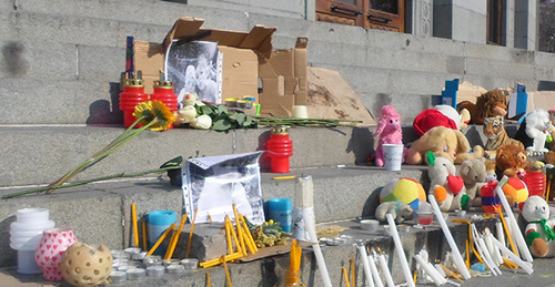 Candles, toys and flowers in memory of the six-month-old Sergey Avetisyan, January 20, 2015. Photo: https://ru.wikipedia.org/wiki/%D0%9C%D0%B0%D1%81%D1%81%D0%BE%D0%B2%D0%BE%D0%B5_%D1%83%D0%B1%D0%B8%D0%B9%D1%81%D1%82%D0%B2%D0%BE_%D0%B2_%D0%93%D1%8E%D0%BC%D1%80%D0%B8