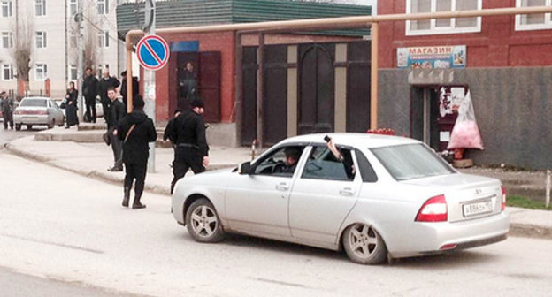 Law enforcers stopped the car for a check. Chechnya, April 2015. Photo by Akhmed Aldebirov for the ‘Caucasian Knot’. Law enforcers stopped the car for a check. Chechnya, April 2015. Photo by Akhmed Aldebirov for the ‘Caucasian Knot’.
