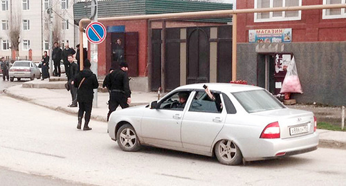 Law enforcers stopped the car for a check. Chechnya, April 2015. Photo by Akhmed Aldebirov for the ‘Caucasian Knot’. Law enforcers stopped the car for a check. Chechnya, April 2015. Photo by Akhmed Aldebirov for the ‘Caucasian Knot’.