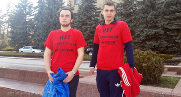 Activists of the "Communists of Russia" Party at the rally in support of Mikhail Abramyan. Photo: http://bloknot-stavropol.ru/news/kommunistov-stavropolya-zaderzhali-za-aktsiyu-prot-591849 Activists of the "Communists of Russia" Party at the rally in support of Mikhail Abramyan. Photo: http://bloknot-stavropol.ru/news/kommunistov-stavropolya-zaderzhali-za-aktsiyu-prot-591849