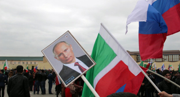 Vladimir Putin’s portrait and flags of Russia and Chechnya, Grozny, March 2015. Photo by Akhmed Aldebirov for the ‘Caucasian Knot’. Vladimir Putin’s portrait and flags of Russia and Chechnya, Grozny, March 2015. Photo by Akhmed Aldebirov for the ‘Caucasian Knot’.