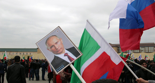 Vladimir Putin’s portrait and flags of Russia and Chechnya, Grozny, March 2015. Photo by Akhmed Aldebirov for the ‘Caucasian Knot’. 