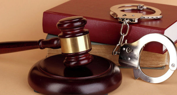 Judge hammer and handcuffs. Photo: http://sledcom.ru/news/item/911045/ Judge hammer and handcuffs. Photo: http://sledcom.ru/news/item/911045/