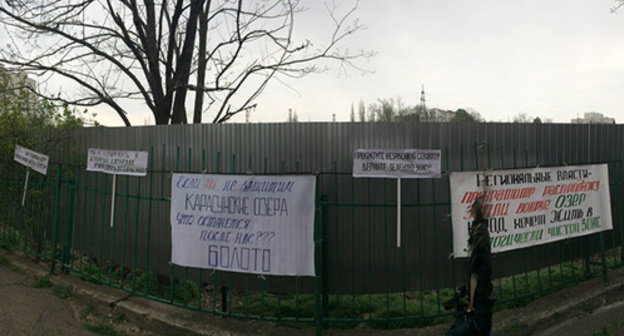Fence around the construction territory. Photo by Natalia Dorokhina for the ‘Caucasian Knot’.  