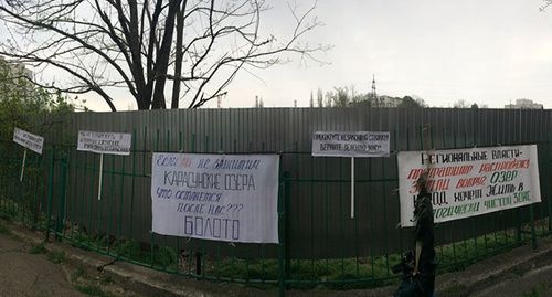 Fence around the construction territory. Photo by Natalia Dorokhina for the ‘Caucasian Knot’.  