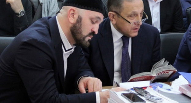 Advocate Said-Magomed Chapanov (to the left). Photo by Magomed Tuaev for the "Caucasian Knot"