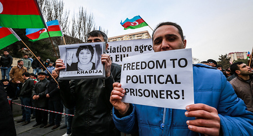 A participant of the protest action holds a poster with a portrait of a political prisoner Khadija Ismayilova and a poster 'Freedom to political prisoners!'. Baku, March 15, 2015. Photo by Aziz Karimov for the "Caucasian Knot" A participant of the protest action holds a poster with a portrait of a political prisoner Khadija Ismayilova and a poster 'Freedom to political prisoners!'. Baku, March 15, 2015. Photo by Aziz Karimov for the "Caucasian Knot"