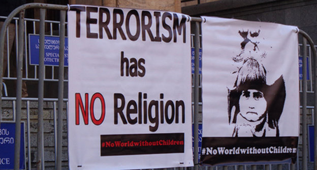 Posters in front of the Parliament. Photo by Inna Kukudzhanova for the "Caucasian Knot"