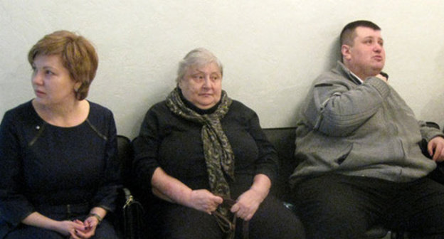 Svetlana Sidorkina (to the left) in the corridor of the Moscow District Military Court. April 2015. Photo by Vyacheslav Feraposhkin for the "Caucasian Knot"