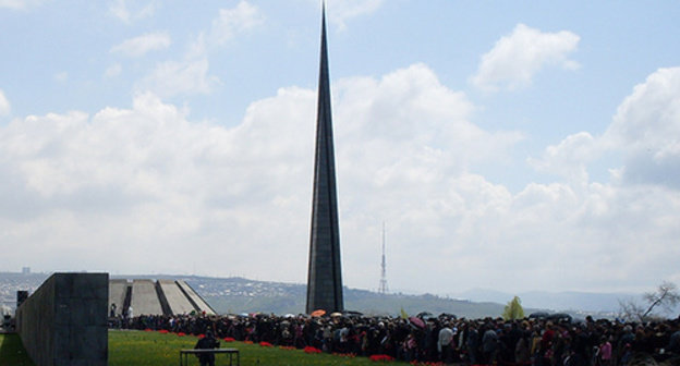 A traditional march to the memorial complex of the Armenian Genocide in Yerevan on April 24 (2009). Photo: 6AND5, https://ru.wikipedia.org/wiki/%C3%E5%ED%EE%F6%E8%E4_%E0%F0%EC%FF%ED#/media/File:Tsitsernakaberd24.04.2009.JPG
