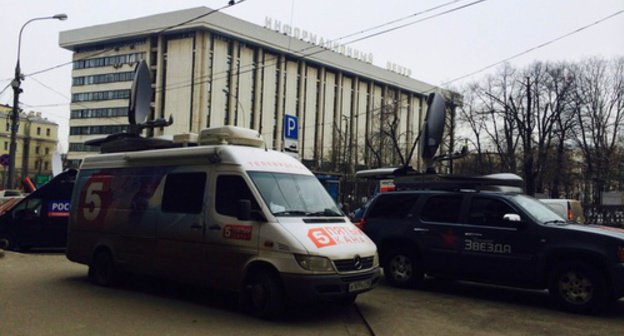 The cars of the mass media near the Basmanny District Court of Moscow. Photo by the "Caucasian Knot" correspondent