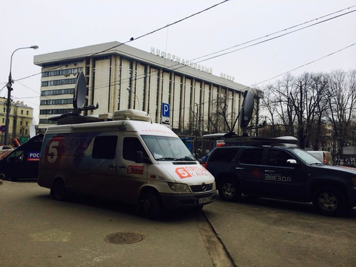 The cars of the mass media near the Basmanny District Court of Moscow. Photo by the "Caucasian Knot" correspondent