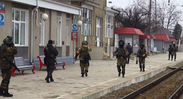 Law enforcers on a special operation. Photo: http://nac.gov.ru/nakmessage/2015/03/11/operativnym-shtabom-nak-v-kbr-provedeny-taktiko-spetsialnye-ucheniya-po-presec.html Law enforcers on a special operation. Photo: http://nac.gov.ru/nakmessage/2015/03/11/operativnym-shtabom-nak-v-kbr-provedeny-taktiko-spetsialnye-ucheniya-po-presec.html