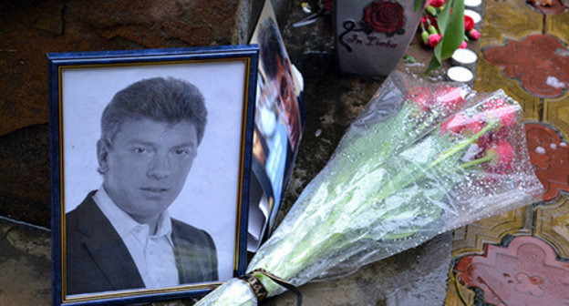 Flowers and Boris Nemtsov's photo near the memorial to the victims of the political repressions in Sochi. Photo by Svetlana Kravchenko for the "Caucasian Knot" Flowers and Boris Nemtsov's photo near the memorial to the victims of the political repressions in Sochi. Photo by Svetlana Kravchenko for the "Caucasian Knot"