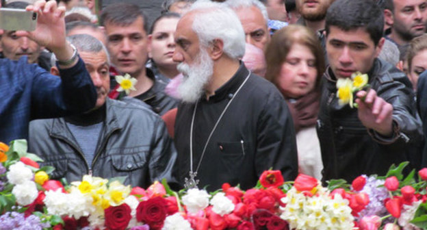 Residents and guests of Armenia bring flowers to "Tsitsernakaberd" memorial. Yerevan, April 24, 2015. Photo by Tigran Petrosyan for the "Caucasian Knot" Residents and guests of Armenia bring flowers to "Tsitsernakaberd" memorial. Yerevan, April 24, 2015. Photo by Tigran Petrosyan for the "Caucasian Knot"