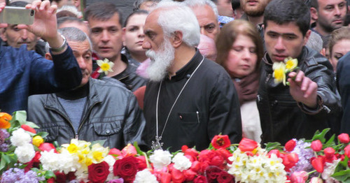 Residents and guests of Armenia bring flowers to "Tsitsernakaberd" memorial. Yerevan, April 24, 2015. Photo by Tigran Petrosyan for the "Caucasian Knot" Residents and guests of Armenia bring flowers to "Tsitsernakaberd" memorial. Yerevan, April 24, 2015. Photo by Tigran Petrosyan for the "Caucasian Knot"