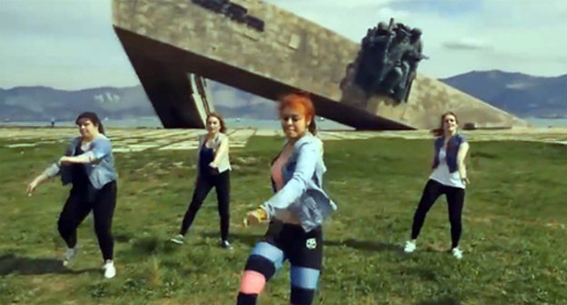 Twerk dancing in front of WWII memorial in Novorossiysk. Screenshot from video: http://bloknot-krasnodar.ru/news/devushki-iz-novorossiyska-stantsevali-pyatoy-tochk-594733 Twerk dancing in front of WWII memorial in Novorossiysk. Screenshot from video: http://bloknot-krasnodar.ru/news/devushki-iz-novorossiyska-stantsevali-pyatoy-tochk-594733