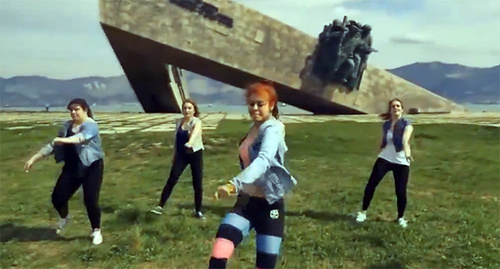 Twerk dancing in front of WWII memorial in Novorossiysk. Screenshot from video: http://bloknot-krasnodar.ru/news/devushki-iz-novorossiyska-stantsevali-pyatoy-tochk-594733 Twerk dancing in front of WWII memorial in Novorossiysk. Screenshot from video: http://bloknot-krasnodar.ru/news/devushki-iz-novorossiyska-stantsevali-pyatoy-tochk-594733