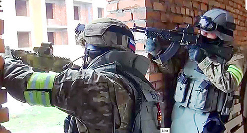 Law enforcers conducting special operation. Photo: http://nac.gov.ru/nakmessage/2015/04/02/v-khasavyurte-neitralizovan-glavar-kizlyarskoi-bandgruppy.html Law enforcers conducting special operation. Photo: http://nac.gov.ru/nakmessage/2015/04/02/v-khasavyurte-neitralizovan-glavar-kizlyarskoi-bandgruppy.html