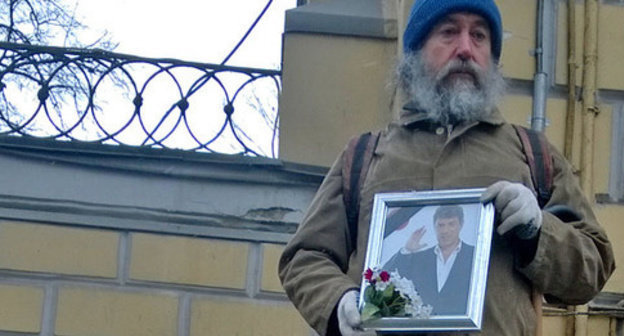 Portrait of Boris Nemtsov in the hands of one of participants of Nemtsov’s funeral service. Photo by Vyacheslav Feraposhkin for the ‘Caucasian Knot’. Portrait of Boris Nemtsov in the hands of one of participants of Nemtsov’s funeral service. Photo by Vyacheslav Feraposhkin for the ‘Caucasian Knot’.