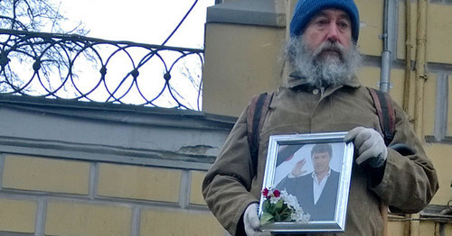 Portrait of Boris Nemtsov in the hands of one of participants of Nemtsov’s funeral service. Photo by Vyacheslav Feraposhkin for the ‘Caucasian Knot’. Portrait of Boris Nemtsov in the hands of one of participants of Nemtsov’s funeral service. Photo by Vyacheslav Feraposhkin for the ‘Caucasian Knot’.