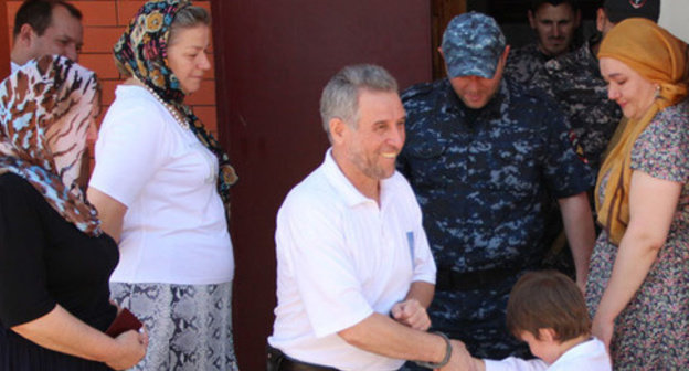 Ruslan Kutaev being escorted from the court building in Urus-Martan. Photo by Magomed Magomedov for the "Caucasian Knot". Ruslan Kutaev being escorted from the court building in Urus-Martan. Photo by Magomed Magomedov for the "Caucasian Knot".