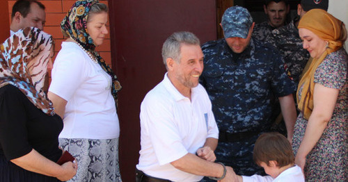 Ruslan Kutaev being escorted from the court building in Urus-Martan. Photo by Magomed Magomedov for the "Caucasian Knot". Ruslan Kutaev being escorted from the court building in Urus-Martan. Photo by Magomed Magomedov for the "Caucasian Knot".