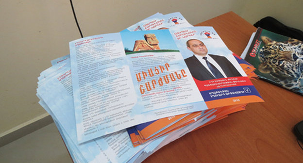 Agitation booklets at elections in Nagorno-Karabakh. Photo by Alvard Grigoryan for the ‘Caucasian Knot’. Agitation booklets at elections in Nagorno-Karabakh. Photo by Alvard Grigoryan for the ‘Caucasian Knot’.