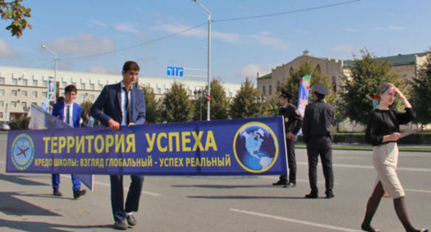 Senior pupils in the streets of Grozny. Photo by Akhmed Aldibirov for the "Caucasian Knot" Senior pupils in the streets of Grozny. Photo by Akhmed Aldibirov for the "Caucasian Knot"