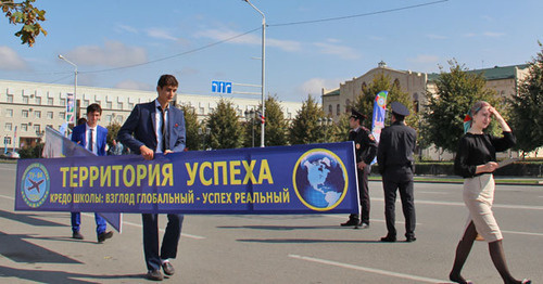 Senior pupils in the streets of Grozny. Photo by Akhmed Aldibirov for the "Caucasian Knot" Senior pupils in the streets of Grozny. Photo by Akhmed Aldibirov for the "Caucasian Knot"