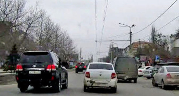 The security guard from the jeep of the convoy of the head of the republic Ramazan Abdulatipov beating the side mirrors of the surrounding cars with a police truncheon. Makhachkala, April 1, 2015. Screenshot of a video by the user MishkaKG http://www.youtube.com/watch?v=GZzEzujUah8 The security guard from the jeep of the convoy of the head of the republic Ramazan Abdulatipov beating the side mirrors of the surrounding cars with a police truncheon. Makhachkala, April 1, 2015. Screenshot of a video by the user MishkaKG http://www.youtube.com/watch?v=GZzEzujUah8