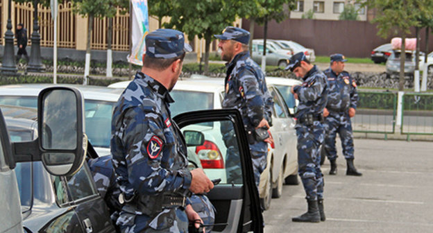 The law enforcers in the streets of Grozny. Photo by Magomed Magomedov for the "Caucasian Knot" The law enforcers in the streets of Grozny. Photo by Magomed Magomedov for the "Caucasian Knot"