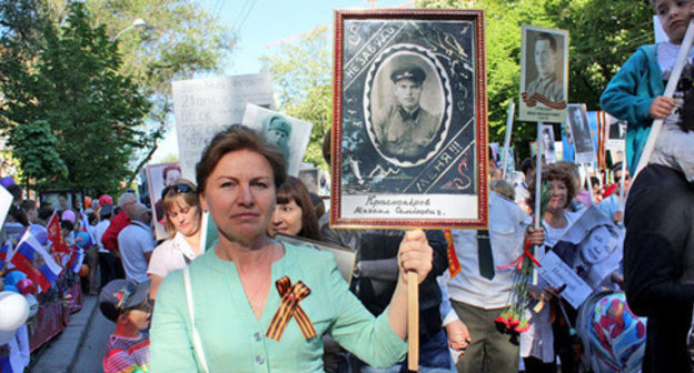 The participants of the action "Immortal Regiment" in Rostov-on-Don. May 9, 2013. Photo by Alina Klyuchko http://www.donnews.ru/Bessmertnyy-polk-Rostov-vstretil-gromoglasnym-Ura__11252