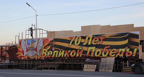 The stage construction in the Kadyrov Square before May 9. Grozny, May 7. Photo by Akhmed Aldebirov for the "Caucasian Knot" The stage construction in the Kadyrov Square before May 9. Grozny, May 7. Photo by Akhmed Aldebirov for the "Caucasian Knot"