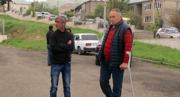 Near the polling station. Nagorno-Karabakh. Stepanakert. May 3, 2015. Photo by Alvard Grigoryan for the "Caucasian Knot" Near the polling station. Nagorno-Karabakh. Stepanakert. May 3, 2015. Photo by Alvard Grigoryan for the "Caucasian Knot"
