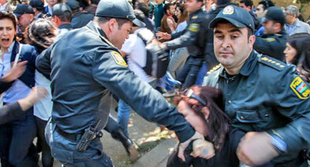 The policemen detain the protesters against the verdict to the "Nida" activists. Baku, May 4, 2014. Photo by Aziz Karimov for the "Caucasian Knot" The policemen detain the protesters against the verdict to the "Nida" activists. Baku, May 4, 2014. Photo by Aziz Karimov for the "Caucasian Knot"