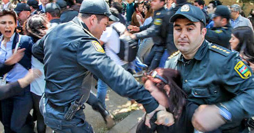The policemen detain the protesters against the verdict to the "Nida" activists. Baku, May 4, 2014. Photo by Aziz Karimov for the "Caucasian Knot" The policemen detain the protesters against the verdict to the "Nida" activists. Baku, May 4, 2014. Photo by Aziz Karimov for the "Caucasian Knot"