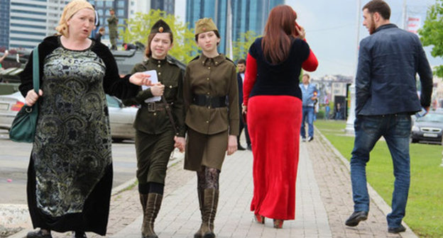 Grozny residents. May 9, 2015. Photo by Magomed Magomedov for the "Caucasian Knot" Grozny residents. May 9, 2015. Photo by Magomed Magomedov for the "Caucasian Knot"