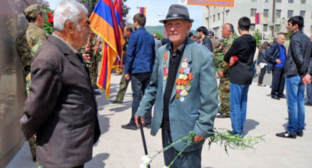 War veterans at the Memorial complex in Stepanakert, Nagorno-Karabakh, May 9, 2015. Photo by Alvard Grigoryan for the ‘Caucasian Knot’. War veterans at the Memorial complex in Stepanakert, Nagorno-Karabakh, May 9, 2015. Photo by Alvard Grigoryan for the ‘Caucasian Knot’.