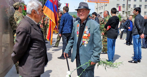 War veterans at the Memorial complex in Stepanakert, Nagorno-Karabakh, May 9, 2015. Photo by Alvard Grigoryan for the ‘Caucasian Knot’. War veterans at the Memorial complex in Stepanakert, Nagorno-Karabakh, May 9, 2015. Photo by Alvard Grigoryan for the ‘Caucasian Knot’.