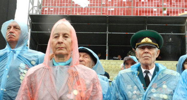 Veterans watch Victory Parade in Volgograd, May 9, 2015. Photo by Tatiana Filimonova for the ‘Caucasian Knot’. Veterans watch Victory Parade in Volgograd, May 9, 2015. Photo by Tatiana Filimonova for the ‘Caucasian Knot’.