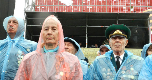 Veterans watch Victory Parade in Volgograd, May 9, 2015. Photo by Tatiana Filimonova for the ‘Caucasian Knot’. Veterans watch Victory Parade in Volgograd, May 9, 2015. Photo by Tatiana Filimonova for the ‘Caucasian Knot’.