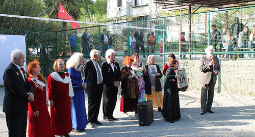 Residents of Maly Akhun District organize festivities dedicated to the Victory Day using their own resources. Photo by Galina Kochkina, organizer of the festive activities in the district. Residents of Maly Akhun District organize festivities dedicated to the Victory Day using their own resources. Photo by Galina Kochkina, organizer of the festive activities in the district.