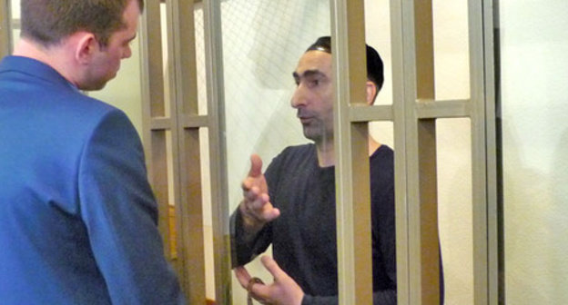 Ali Taziev talks to his advocate Viktor Vorozheikin (left), Rostov-on-Don, May 12, 2015. Photo by Olesya Dianova for the ‘Caucasian Knot’. Ali Taziev talks to his advocate Viktor Vorozheikin (left), Rostov-on-Don, May 12, 2015. Photo by Olesya Dianova for the ‘Caucasian Knot’.