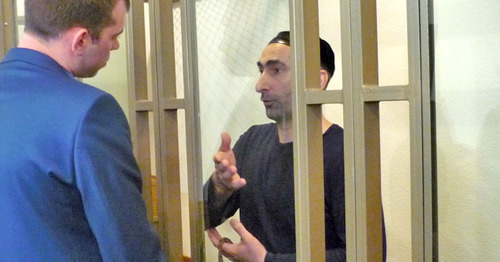 Ali Taziev talks to his advocate Viktor Vorozheikin (left), Rostov-on-Don, May 12, 2015. Photo by Olesya Dianova for the ‘Caucasian Knot’. Ali Taziev talks to his advocate Viktor Vorozheikin (left), Rostov-on-Don, May 12, 2015. Photo by Olesya Dianova for the ‘Caucasian Knot’.